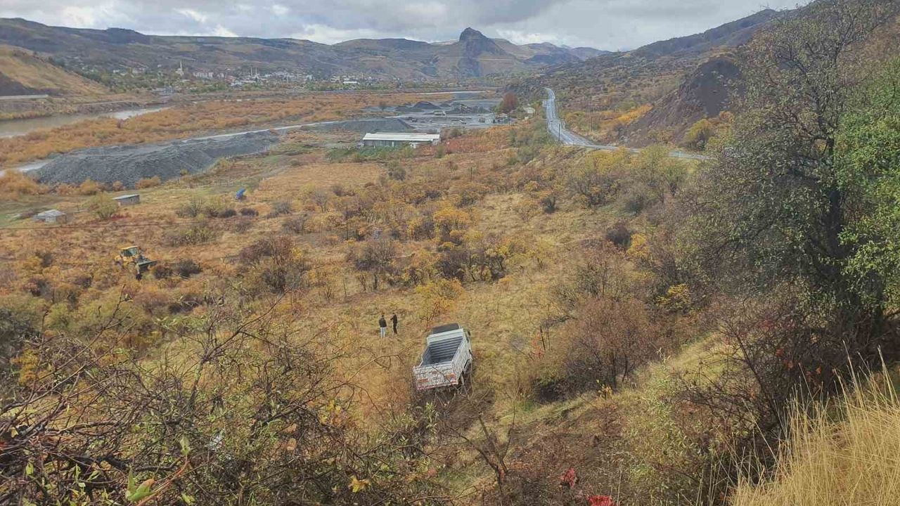 Elazığ'da Kamyonet Uçurumdan Aşağı Düştü