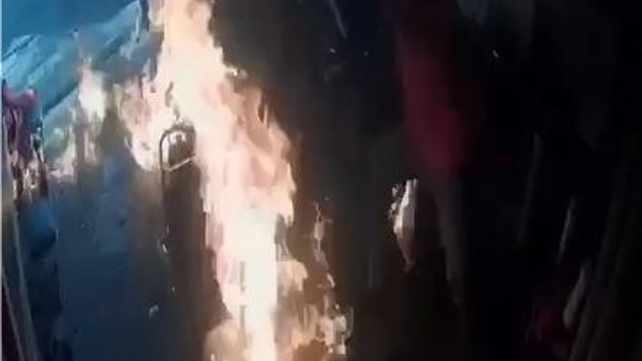 Elazığ'da Motosiklet Yangını: Yanıcı Maddeyle Müdahale Tehlike Yarattı