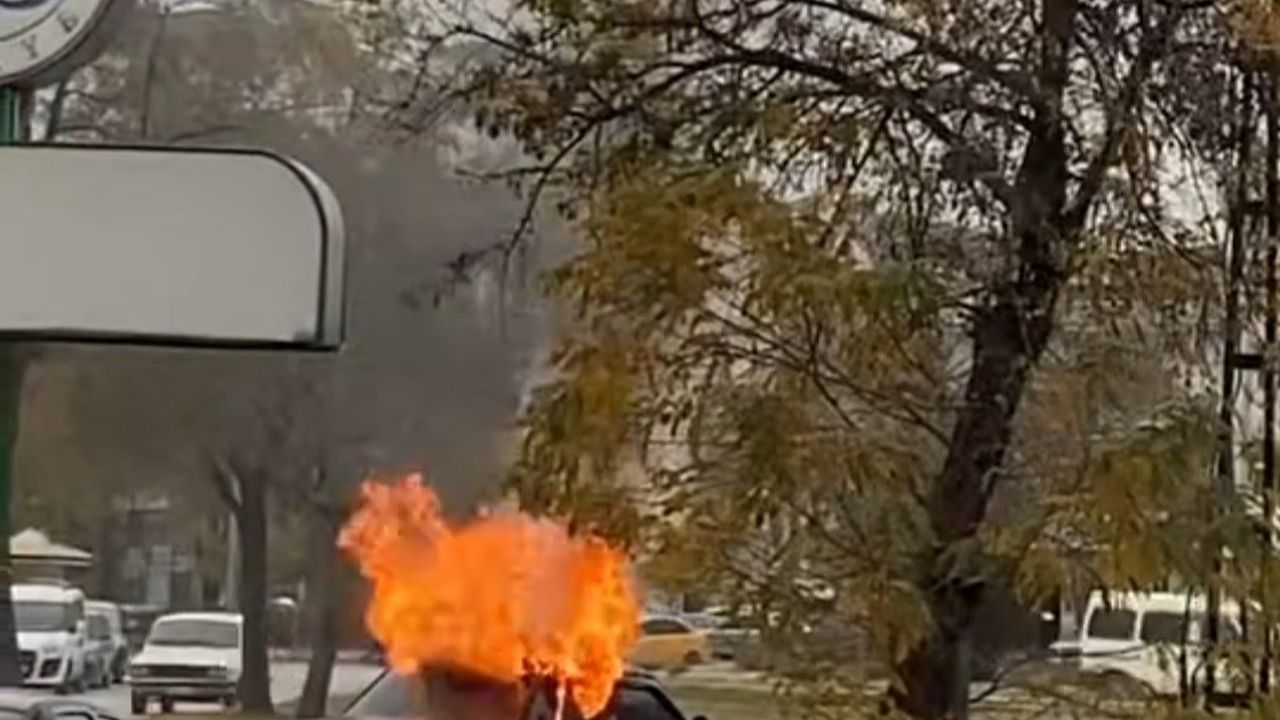 Elazığ'da Seyir Halindeki Otomobilde Yangın Çıktı