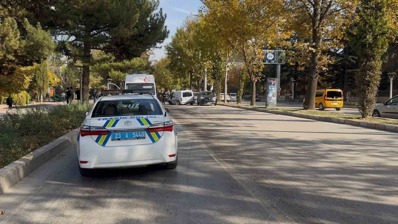 Elazığ’da Trafik Kazası: Hafif Ticari Araç ve Otomobil Çarpıştı