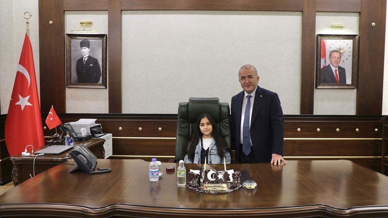 Elazığ Valisi, 10 Yaşındaki Kız Öğrenciyi Makamında Ağırladı