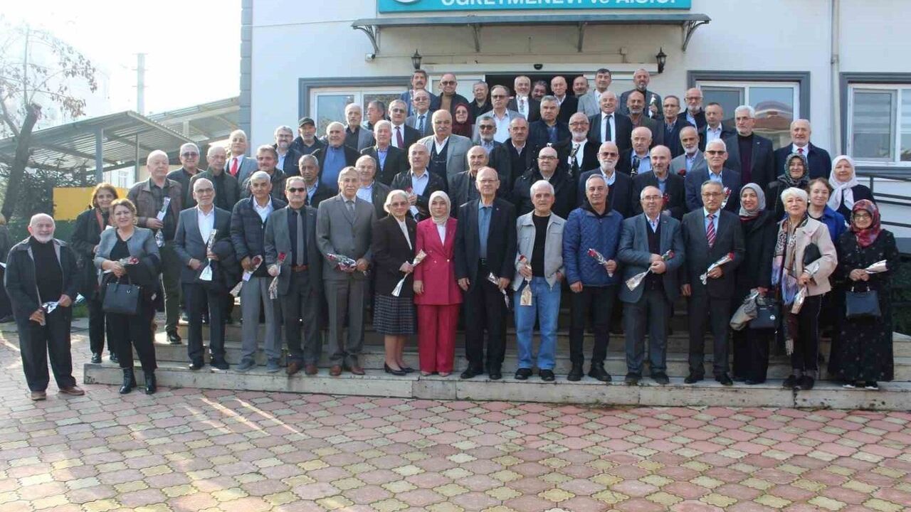 Emektar Öğretmenlere Vefa: Düzce'de Kahvaltı Programı Düzenlendi