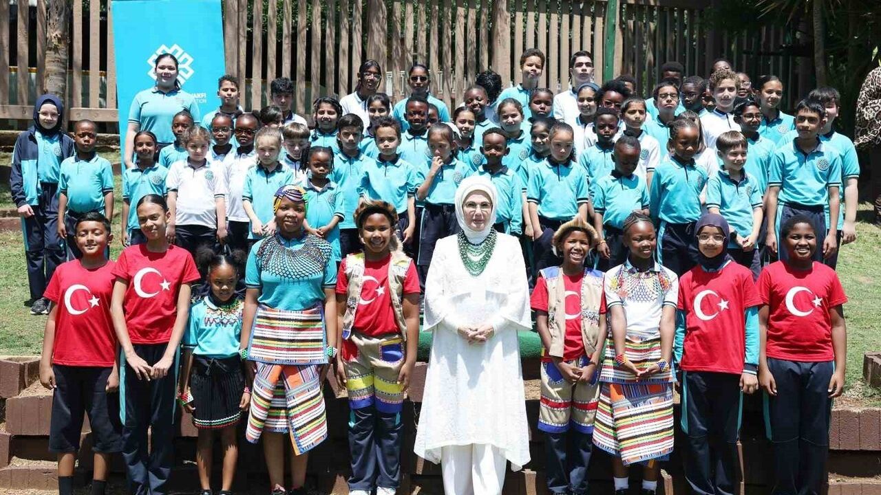 Emine Erdoğan, Güney Afrika'daki Uluslararası Maarif Okulu'nu Ziyaret Etti