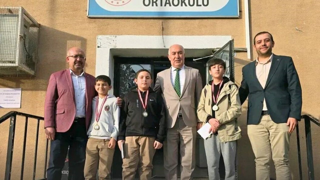 Emirdağ Atatürk Ortaokulu'nda Geleneksel Satranç Turnuvası Tamamlandı