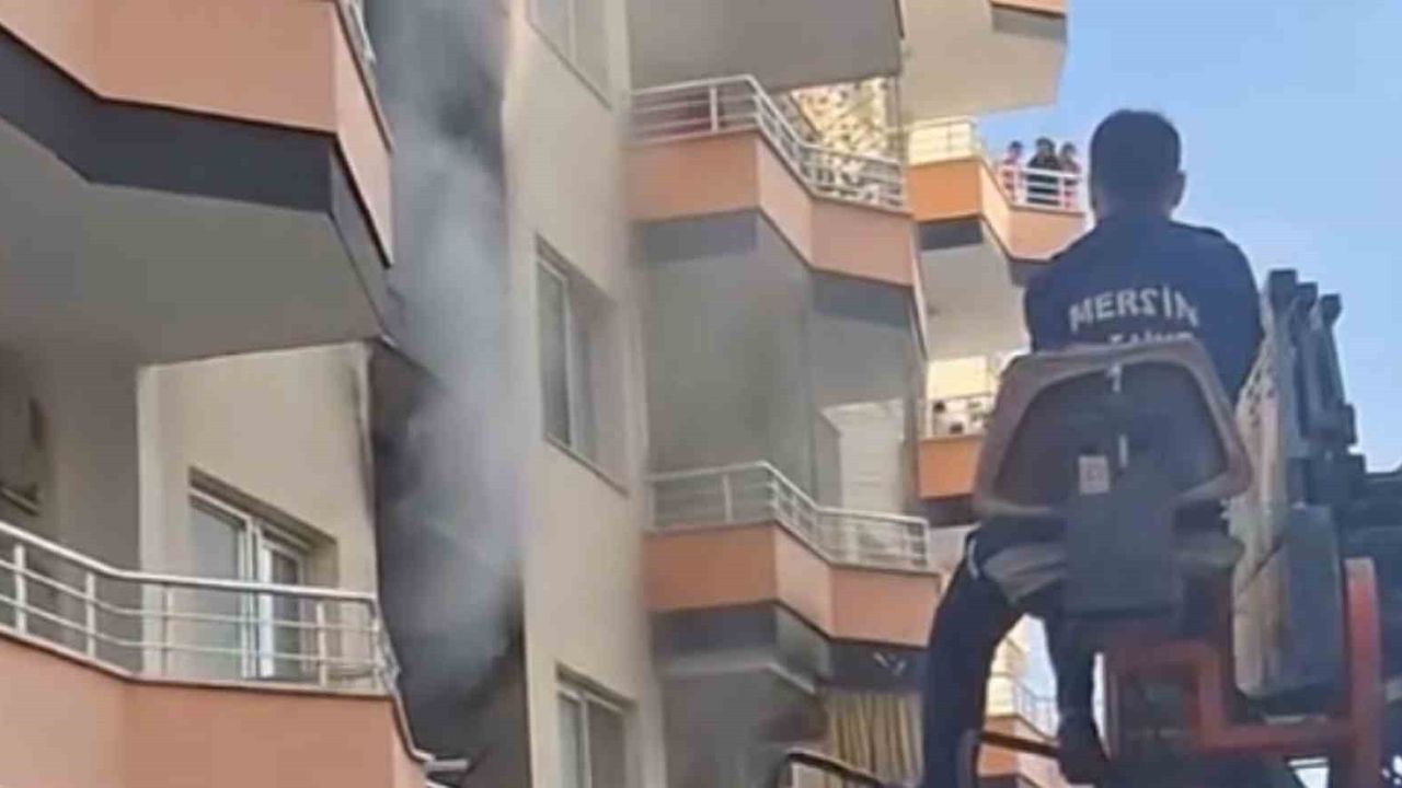 Erdemli'de Bina Yangını Korkuttu