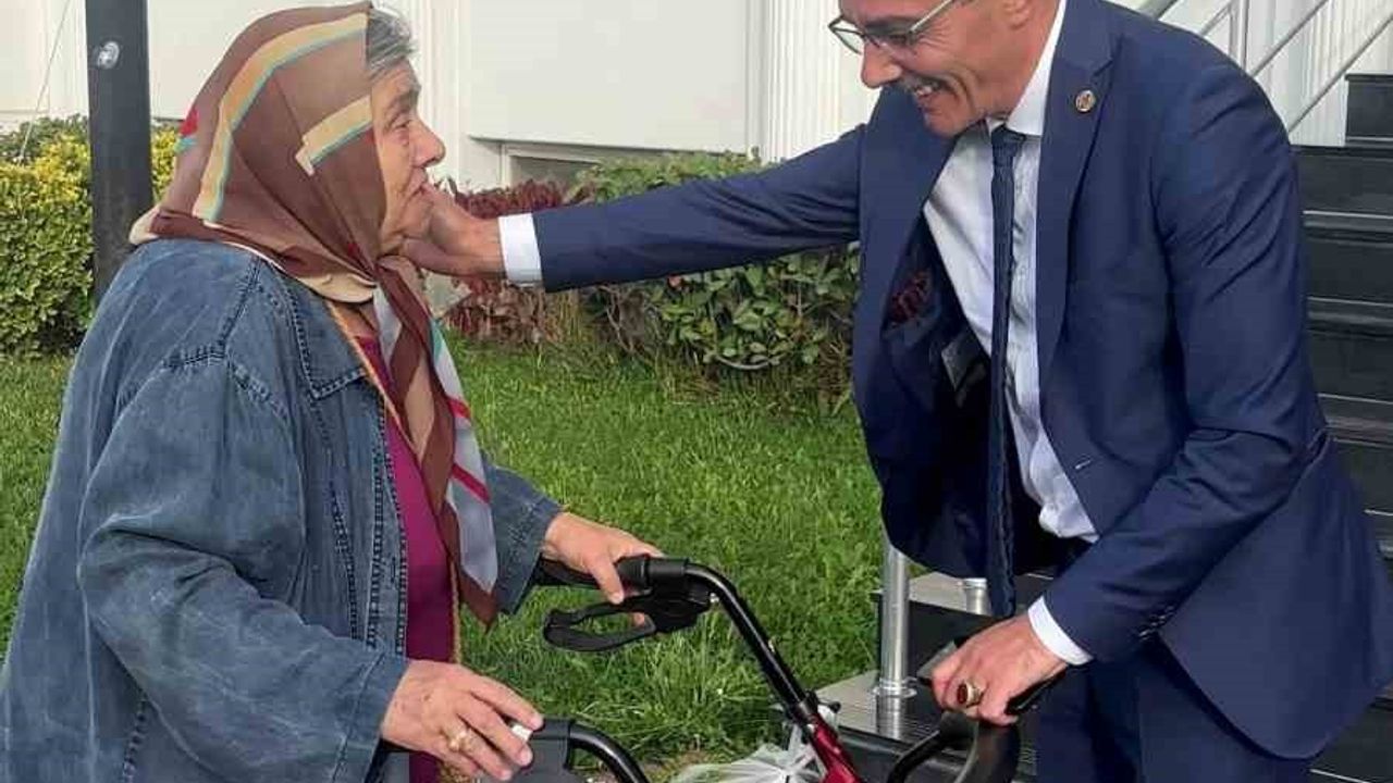Erenler'de Gönül İklimi: Başkan Dinç'ten Yaşlı Kadına Sıcak Yardım