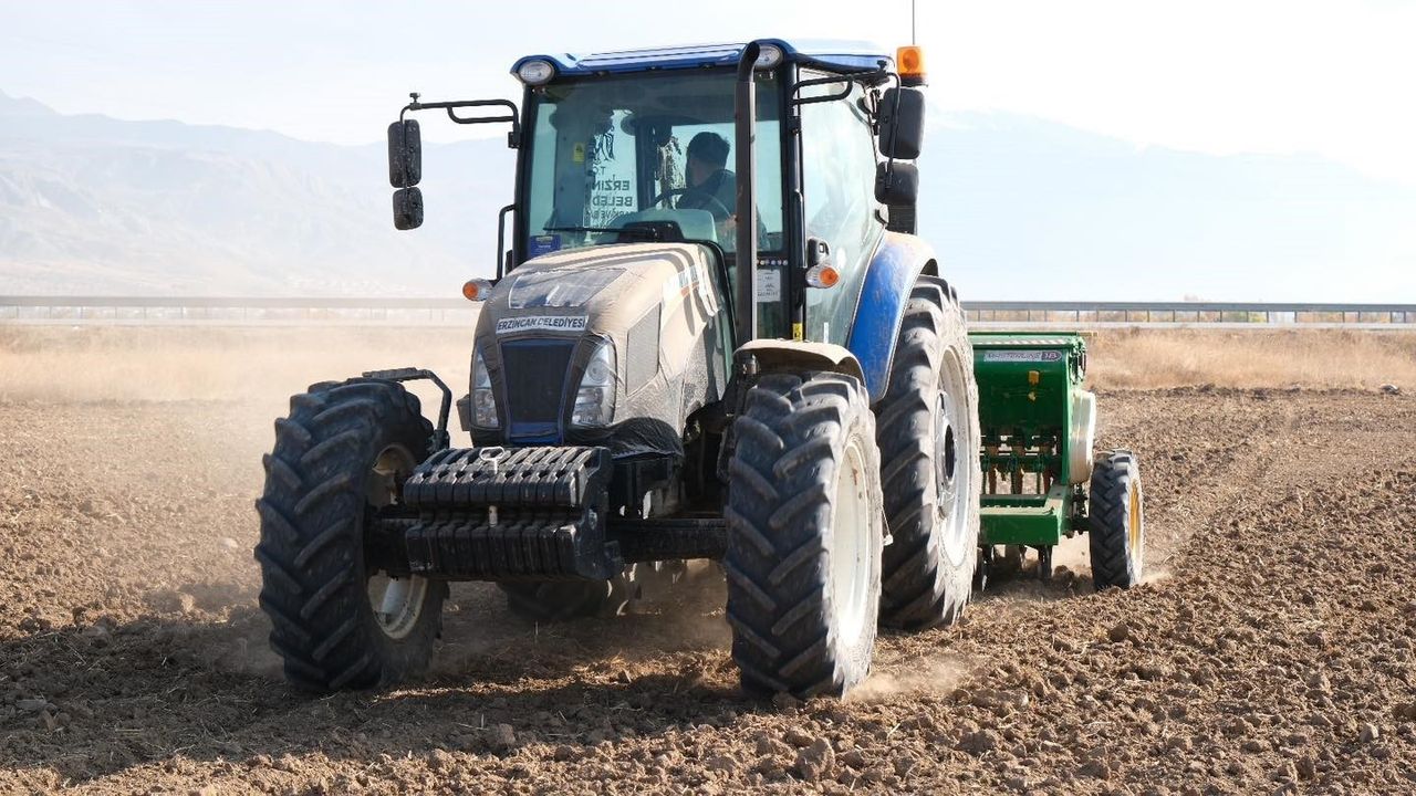 Erzincan Belediyesi'nden Hububat Ekimi