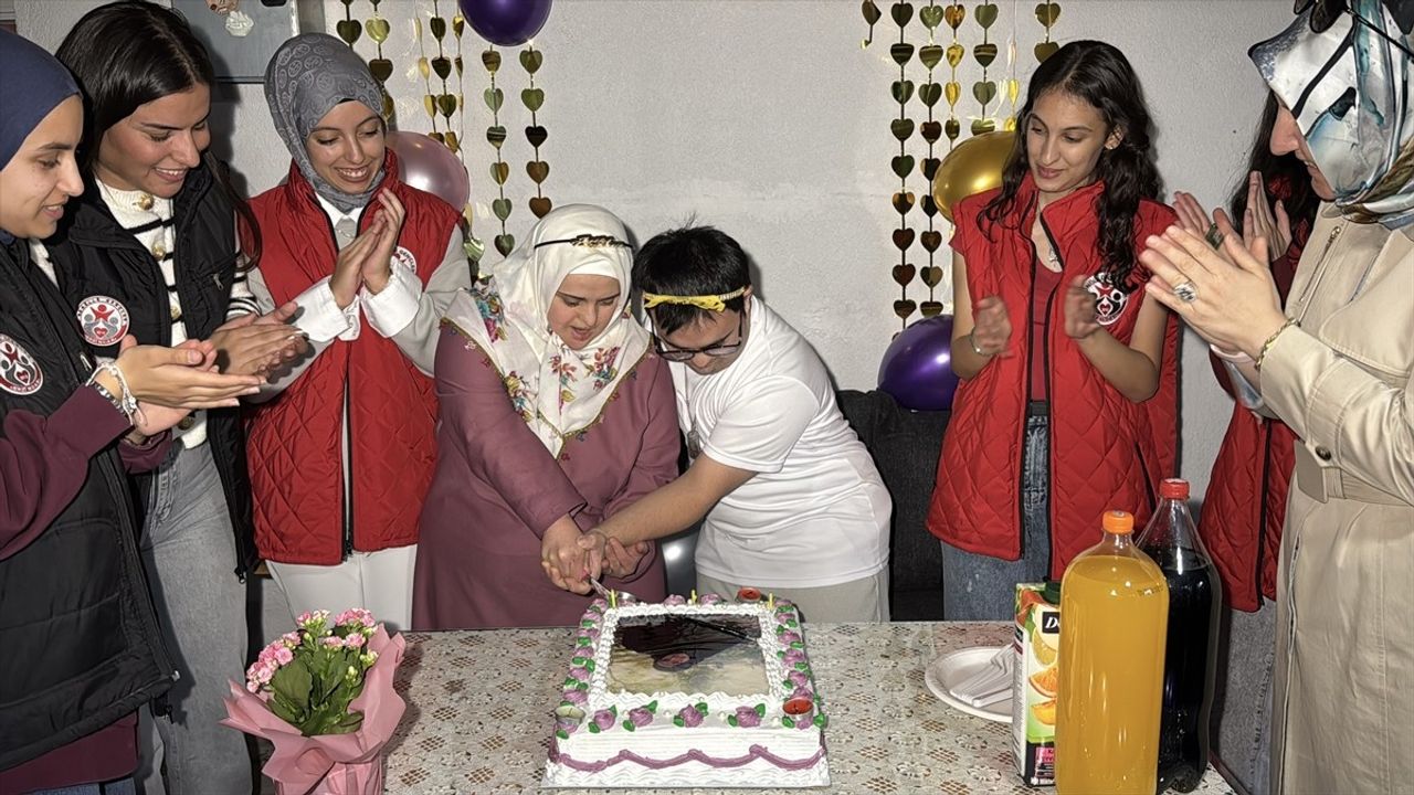 Erzincan'da Gençlerin Birlikteliğiyle Down Sendromlu Sümeyra'ya Doğum Günü Sürprizi