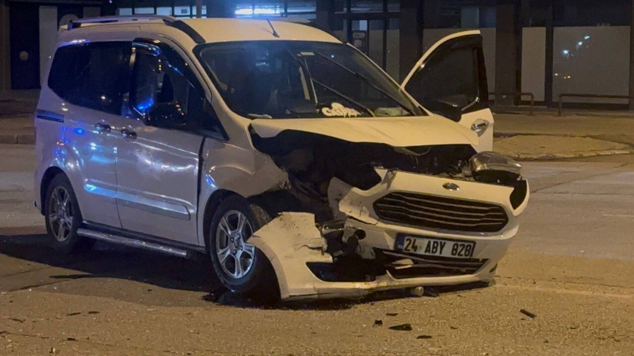 Erzincan'da Kafa Kafaya Trafik Kazası: 3 Yaralı