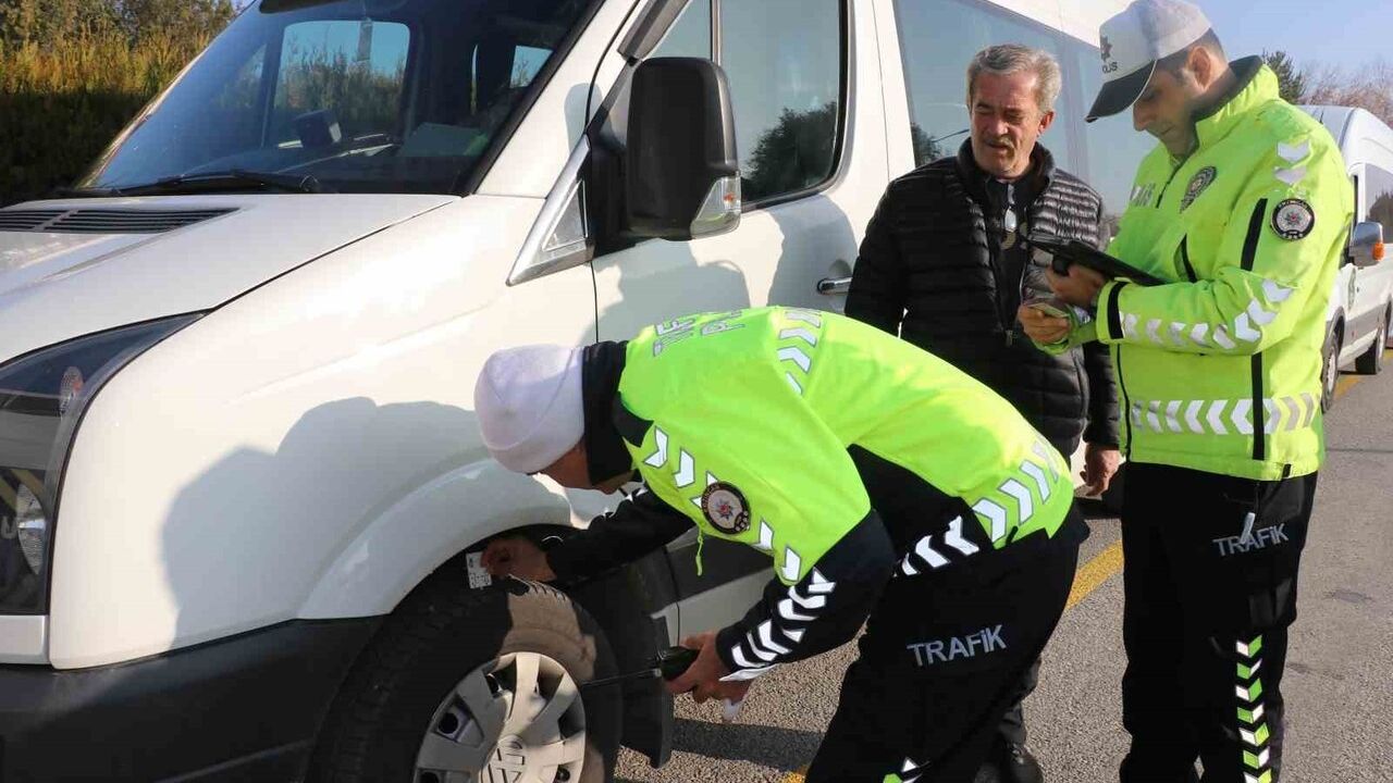 Erzincan'da Okul Servislerine Kış Lastiği Denetimi