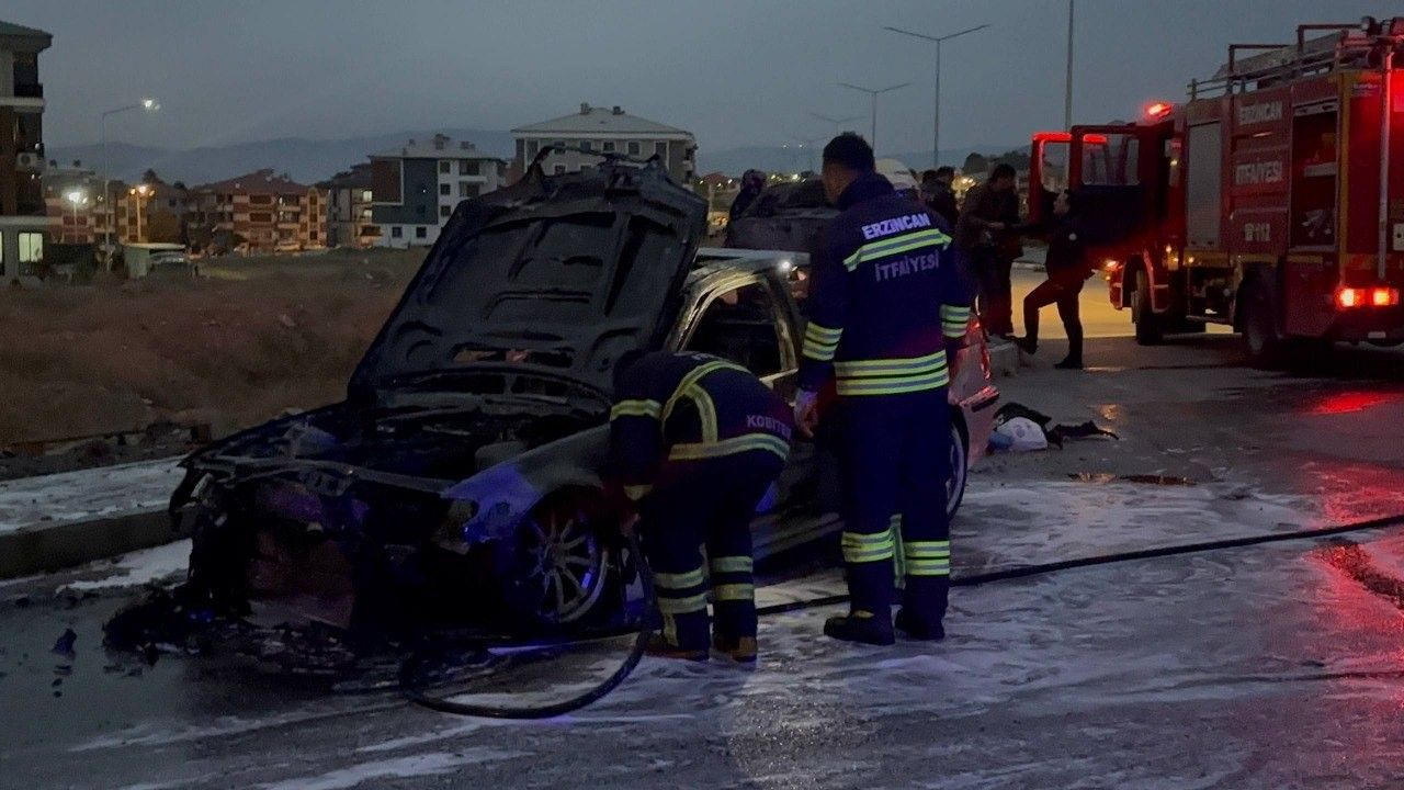 Erzincan'da Seyir Halindeki Araç Alev Aldı