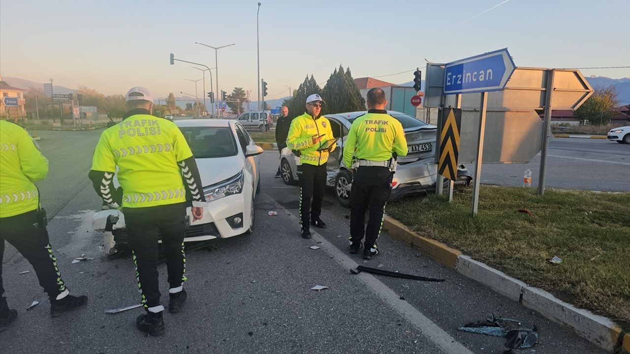 Erzincan'da Trafik Kazası: 5 Yaralı