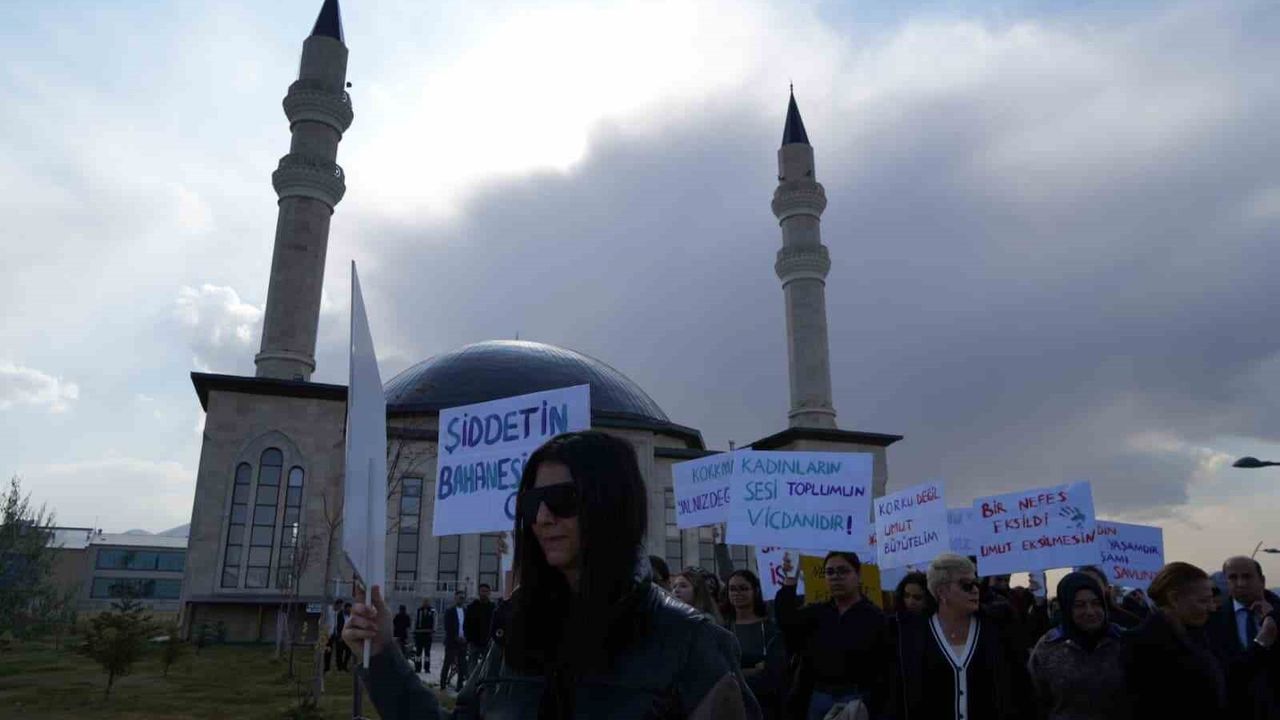 Erzurum’da Kadına Yönelik Şiddete Karşı Farkındalık Yürüyüşü