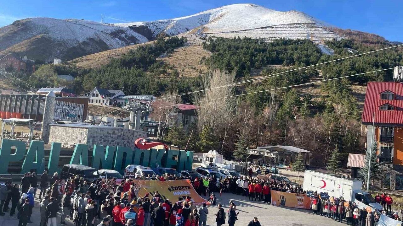 Erzurum'da 'Şiddete Karşı Tek Yürek' Yürüyüşü Gerçekleştirildi