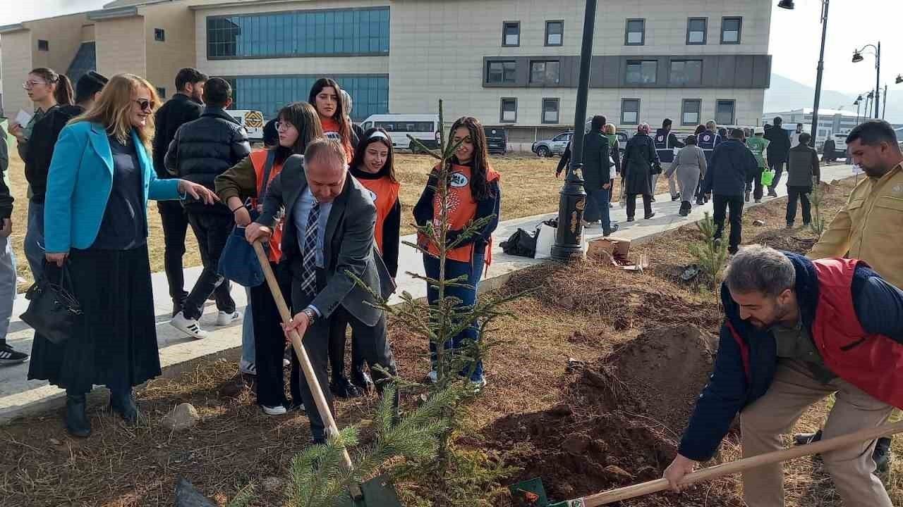 Erzurum'da Spor Kampüslerine Meyve Ağaçları Dikildi