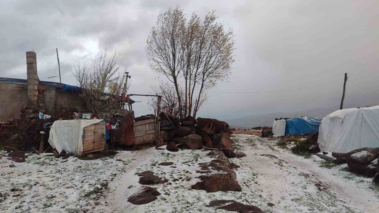 Eseli Yaylası'na İlk Kar Yağışı Düştü