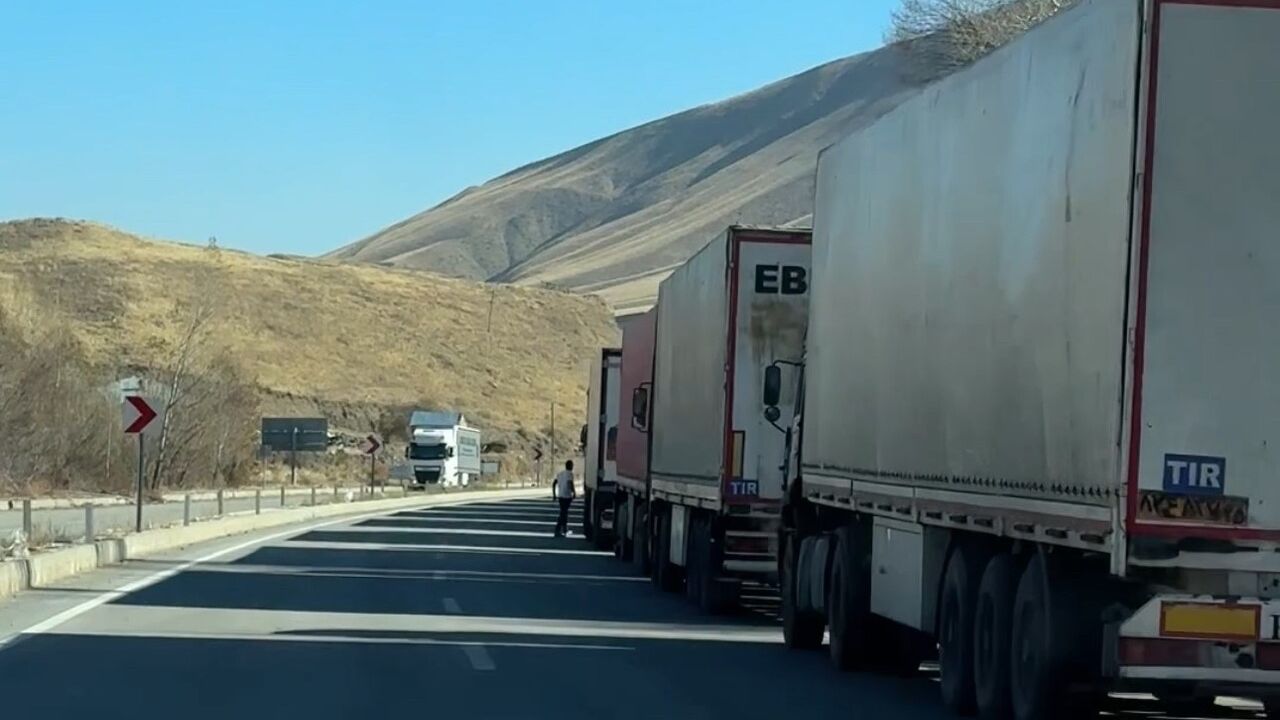 Esendere Gümrük Kapısı'nda 2 Kilometre Tır Kuyruğu