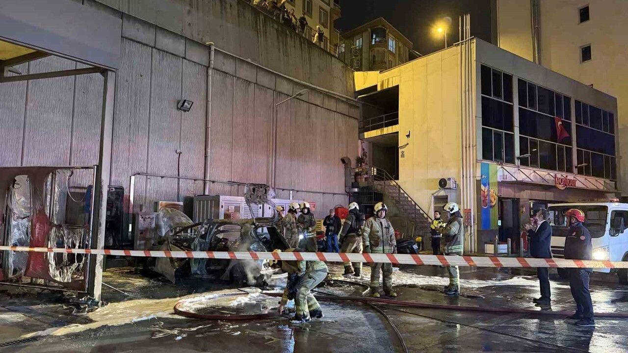 Esenyurt'ta Elektrikli Araç Alev Alarak Patladı