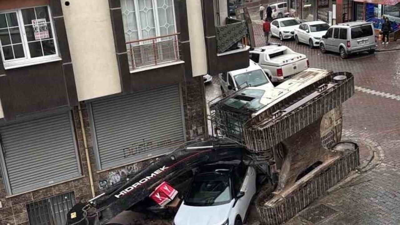 Esenyurt'ta Tır Dorsesindeki İş Makinesi Devrildi