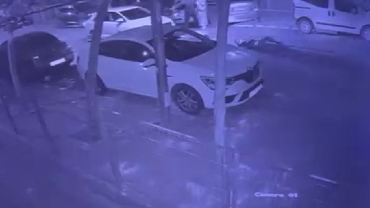 Esenyurt'ta Trafik Kazası: Yolun Karşısına Geçen Adam Otomobile Çarptı