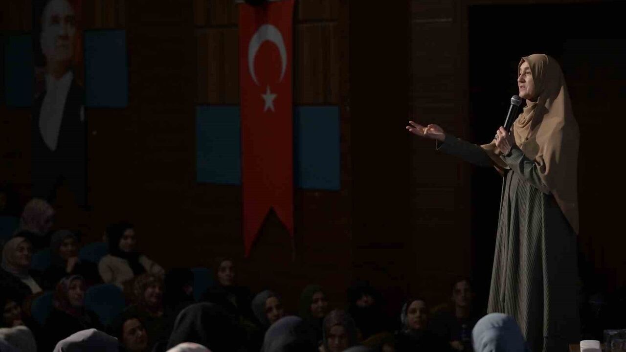 Esenyurt'ta 'Zor Zamanlarda Aile Olabilmek' Söyleşisi Yoğun İlgiyle Gerçekleşti