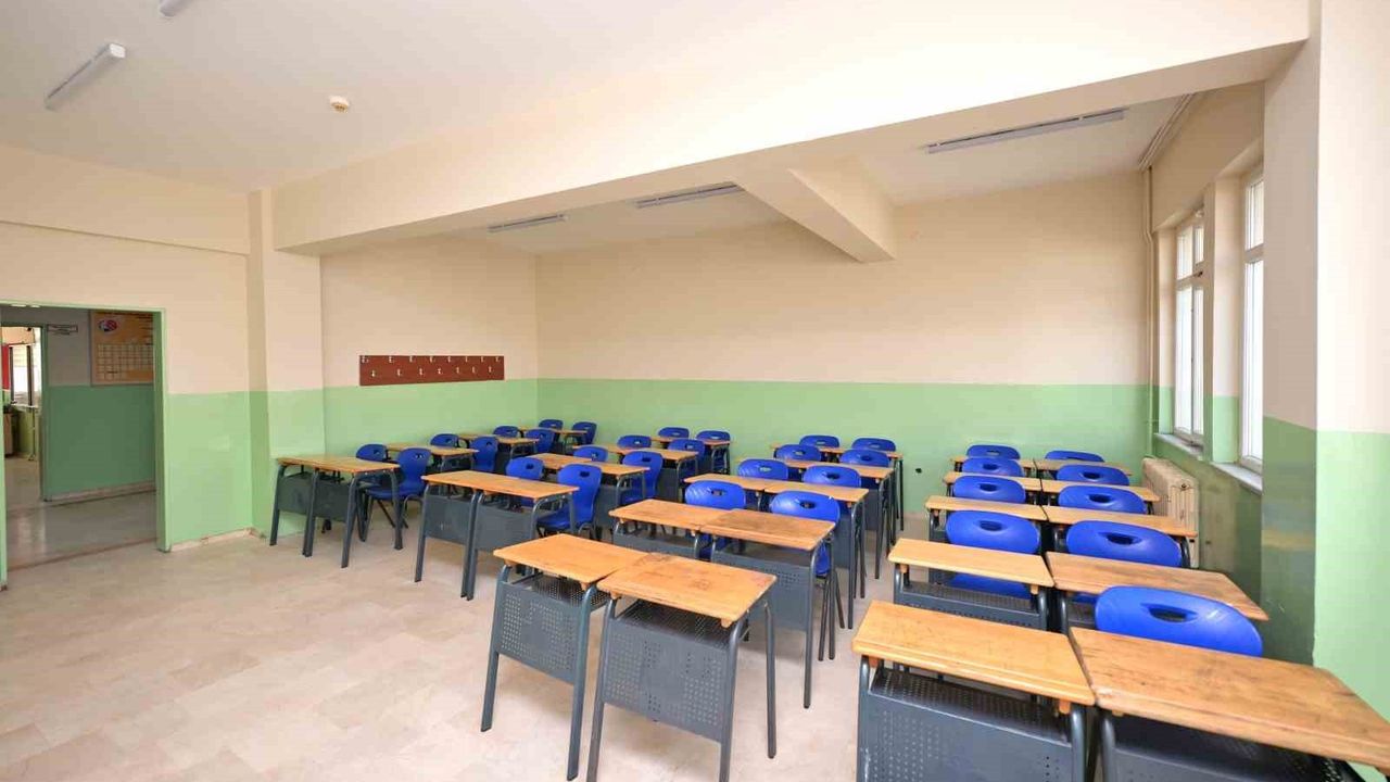 Esenyurt'taki Okullarda Bakım ve Onarım Çalışmaları Ara Tatilde Devam Ediyor