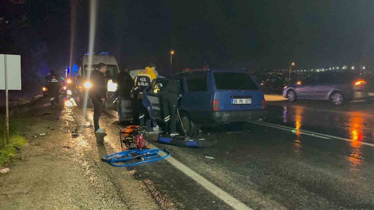 Eskişehir-Afyonkarahisar Karayolunda Kafa Kafaya Kaza: 9 Yaralı