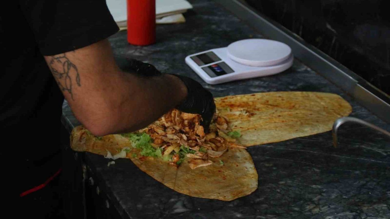 Eskişehir'de 1 Kiloluk Tavuk Dürüm Rüzgarı