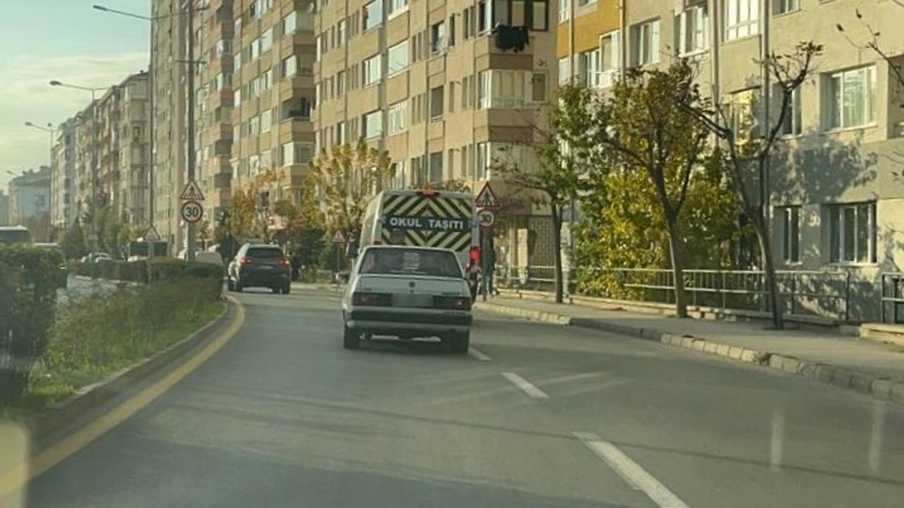 Eskişehir'de Abartı Egzozlu Araç, Hem Gürültü Hem de Yazısıyla Dikkat Çekti