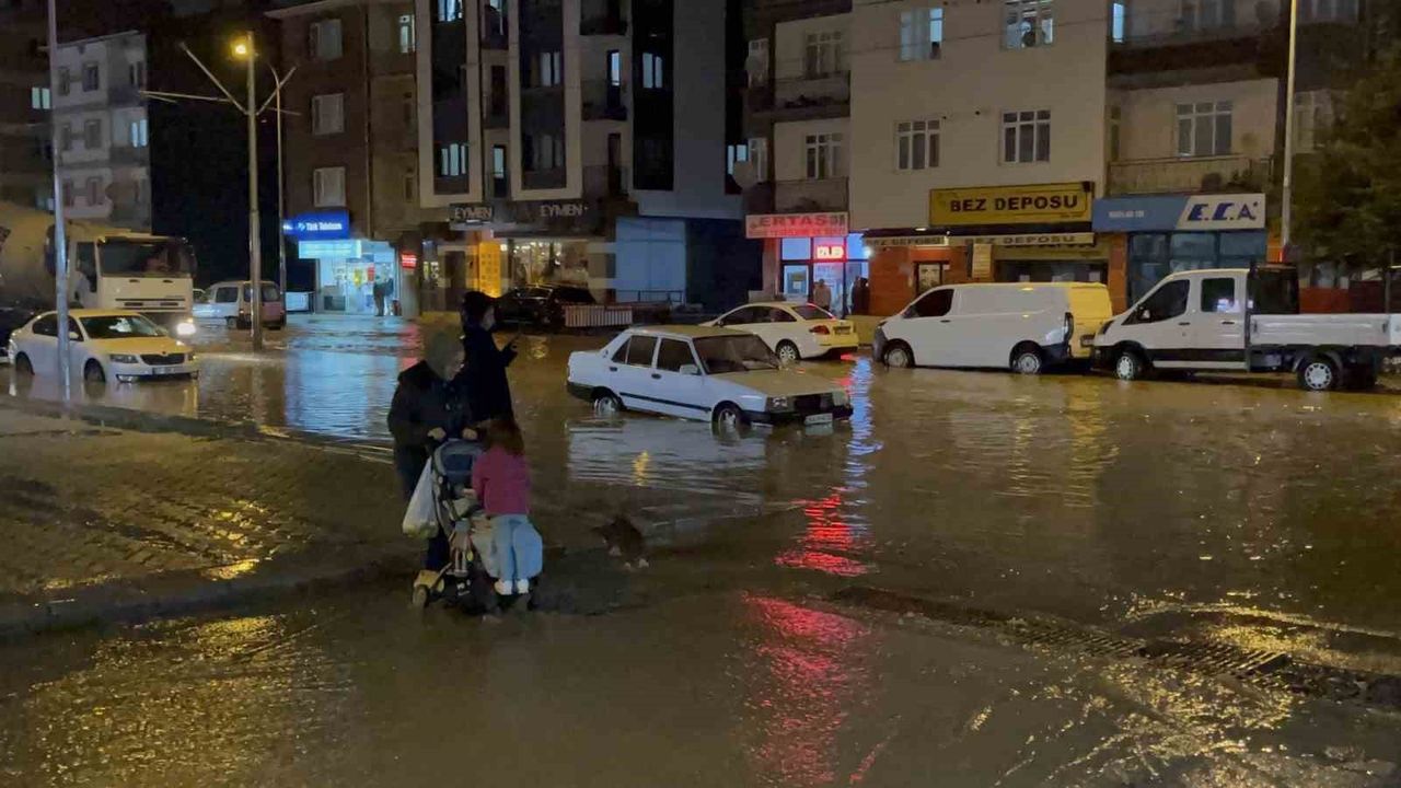 Eskişehir'de Aniden Bastıran Yağmur Hayatı Olumsuz Etkiledi