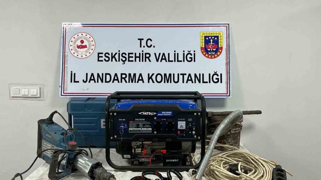 Eskişehir'de Kaçak Kazı Operasyonu: 4 Şüpheli Suçüstü Yakalandı
