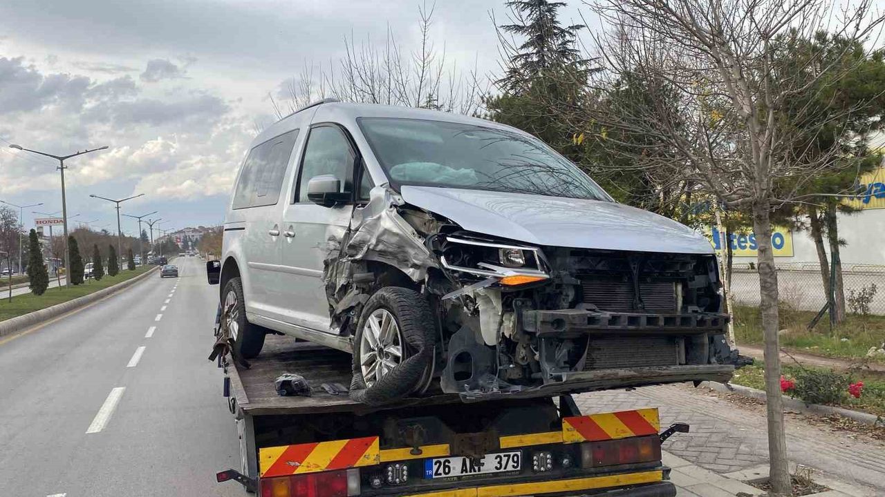 Eskişehir'de Panelvan Araçlar Çarpıştı: 1 Yaralı