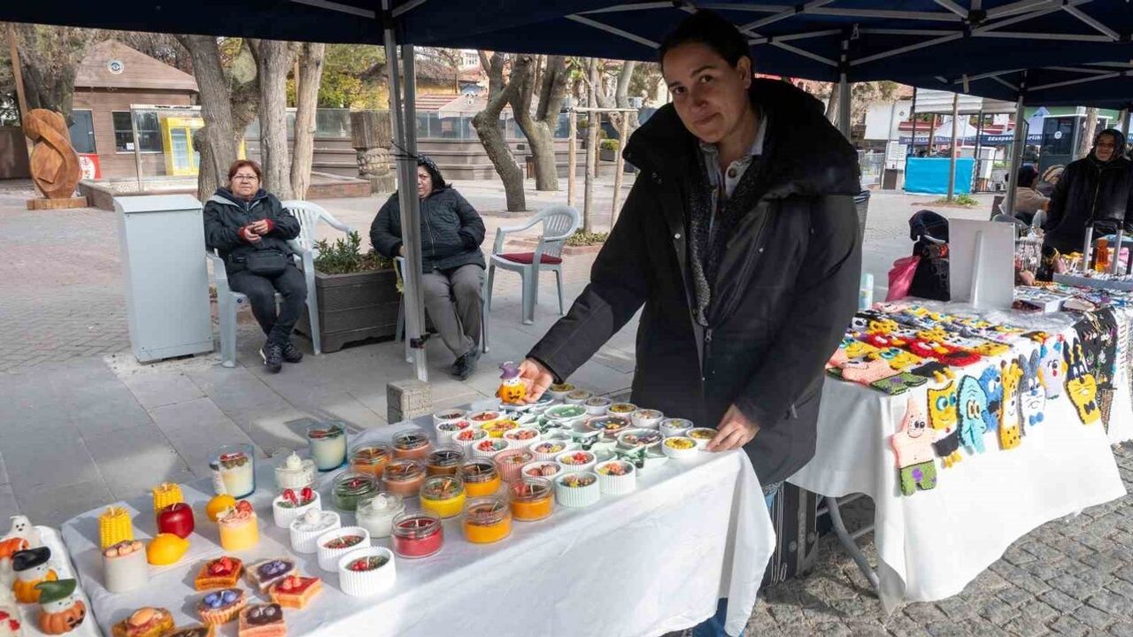 Eskişehirli Rabia Çelik, Estetik Mumlarıyla Dikkat Çekiyor