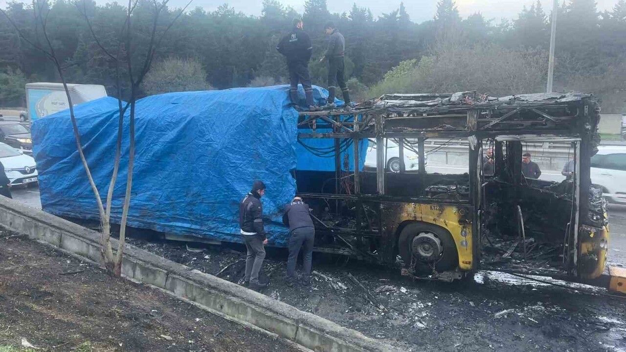 Eyüpsultan'da İETT Otobüsü Yangın Çıkardı