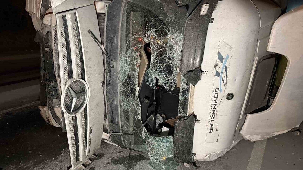 Eyüpsultan’da Kontrolden Çıkan Hafriyat Kamyonu Devrildi: 1 Yaralı