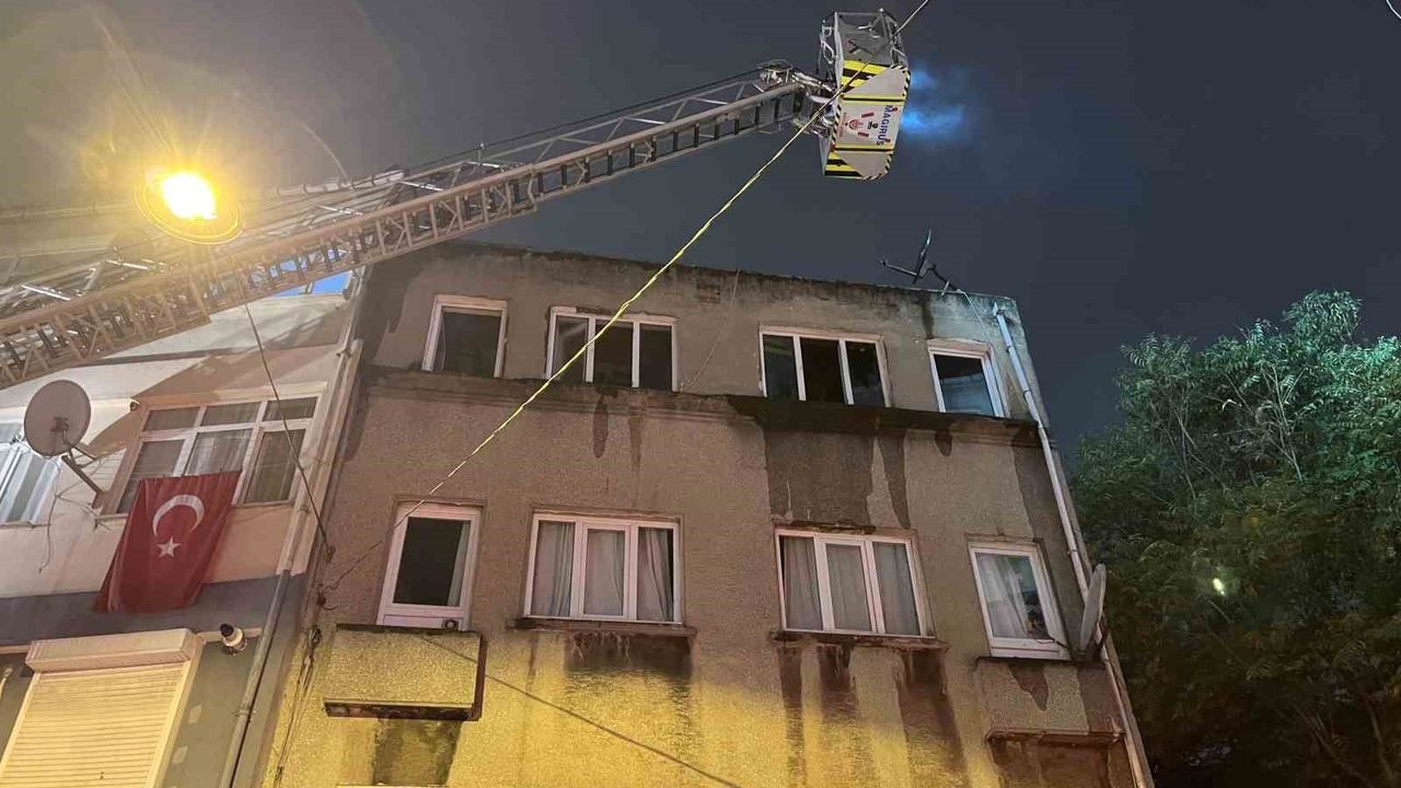 Fatih'te 3 Katlı Binanın Çatısında Yangın Çıktı