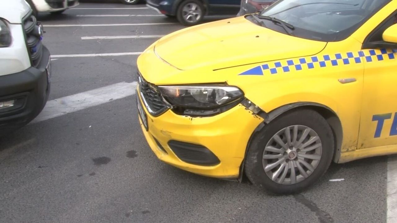 Fatih'te Motosiklet ve Taksi Çarpışması: Yaralı