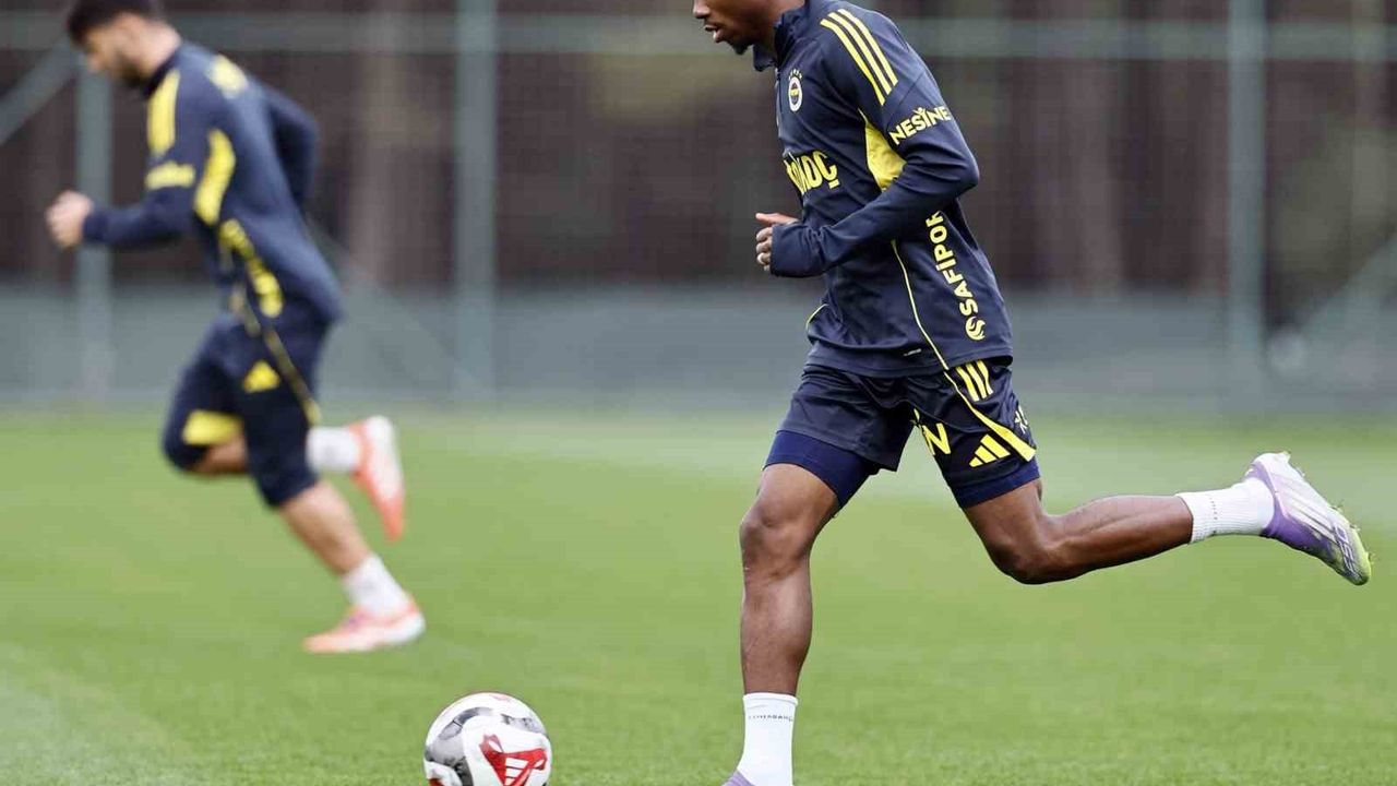 Fenerbahçe Çift Antrenmanla Hazırlıklarını Sürdürüyor