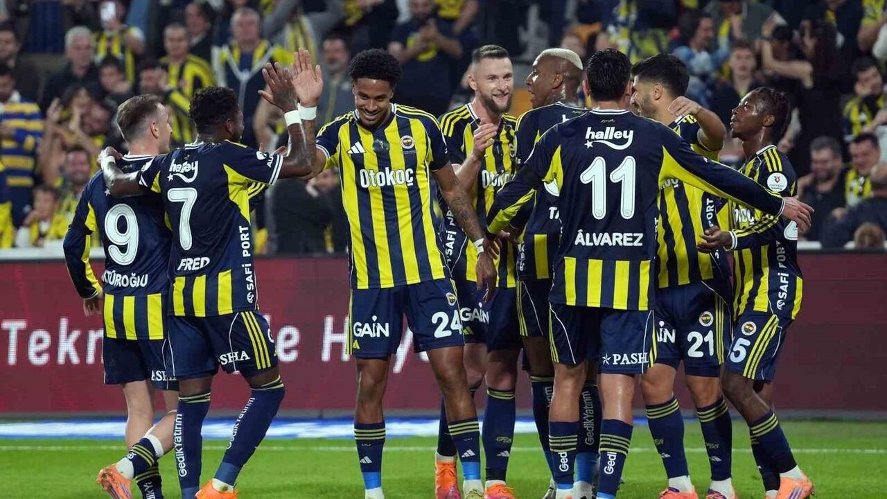 Fenerbahçe Galatasaray Derbisinde Zirveye Oynuyor