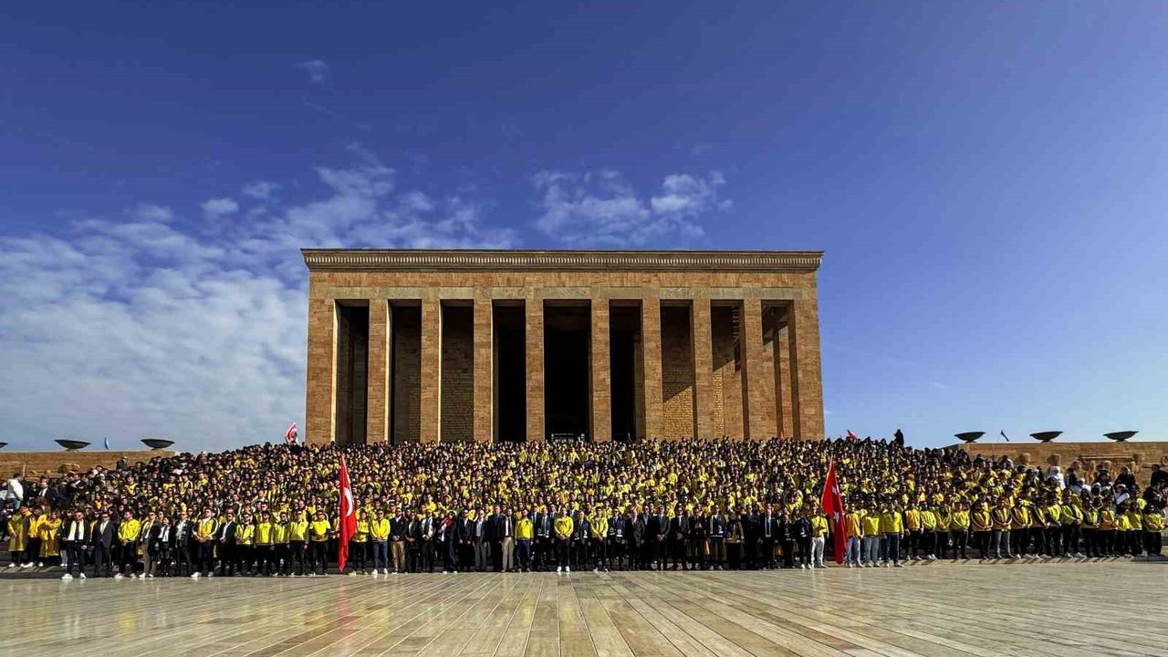 Fenerbahçeli Taraftarlar Anıtkabir'i Ziyaret Etti