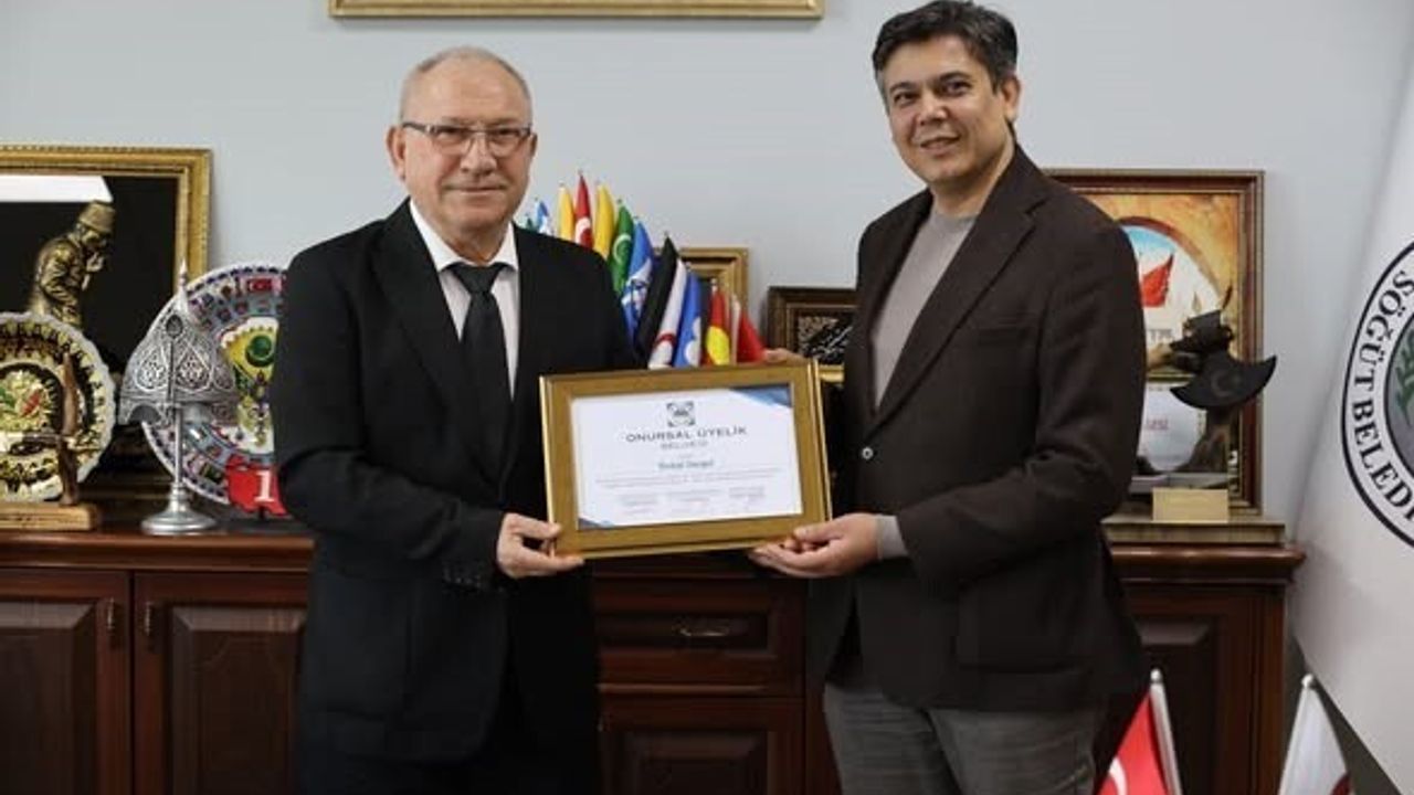 Ferhat Durgut'a Onursal Üyelik Plaketi