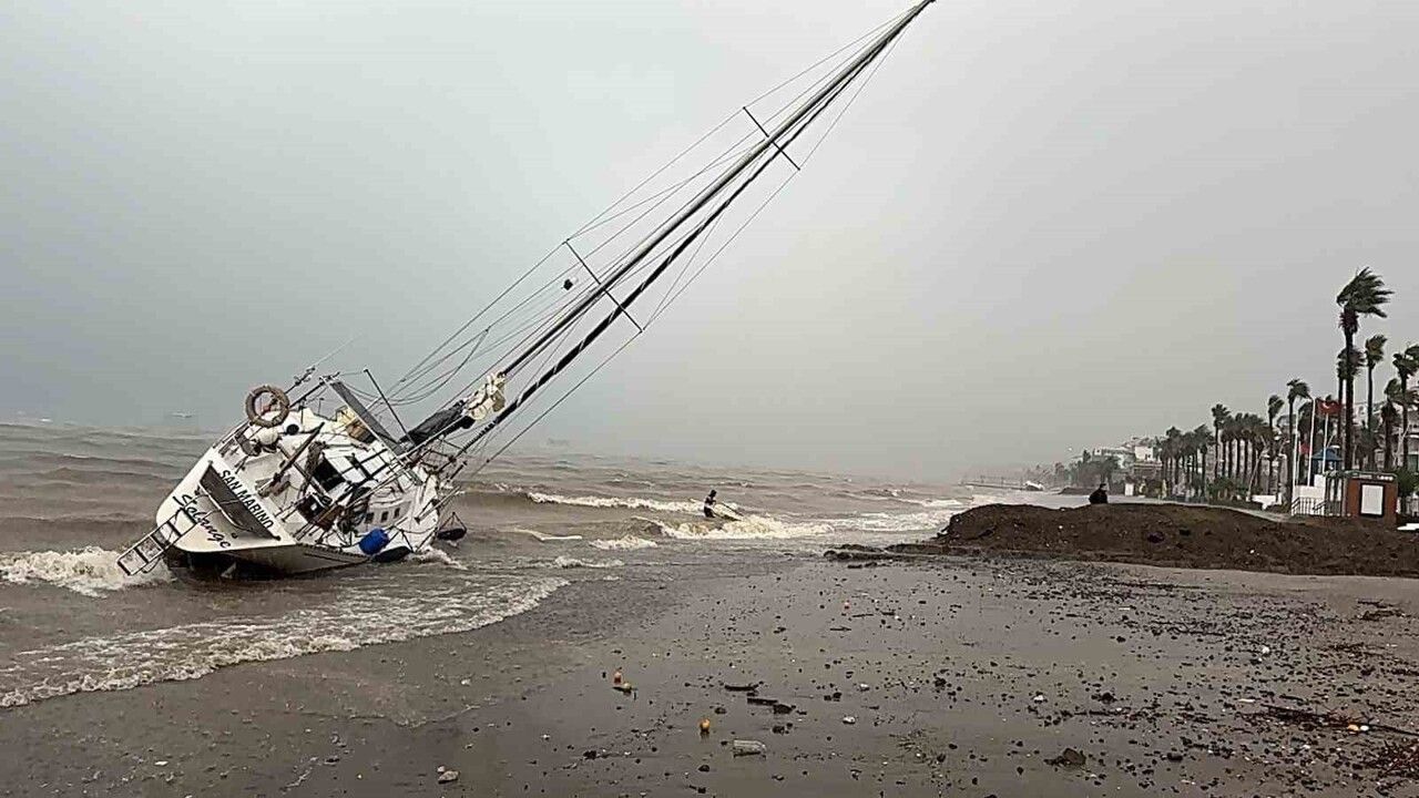 Fırtına Marmaris'te Yelkenlileri Karaya Sürükledi