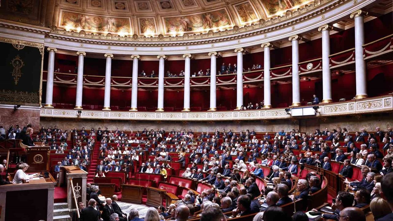 Fransa'da Tartışmalı Emeklilik Reformu Askıya Alındı