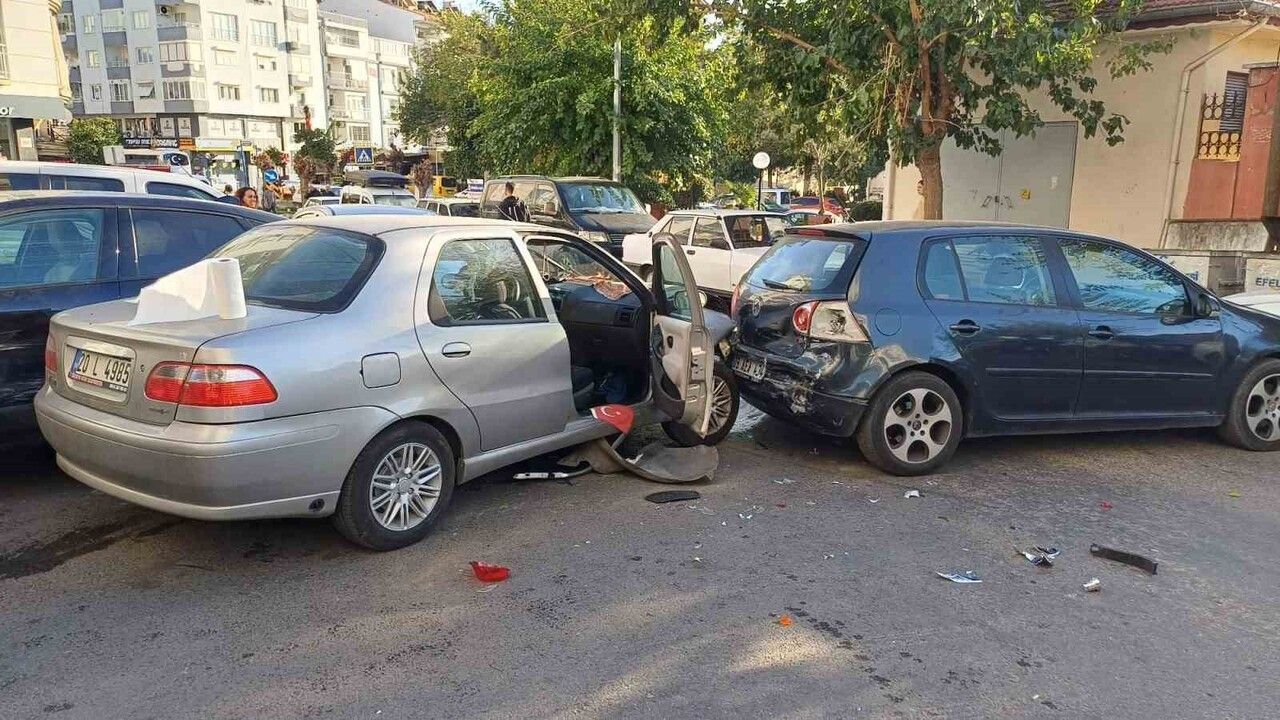 Freni Tutmayan Otomobil Park Halindeki Araçlara Çarptı