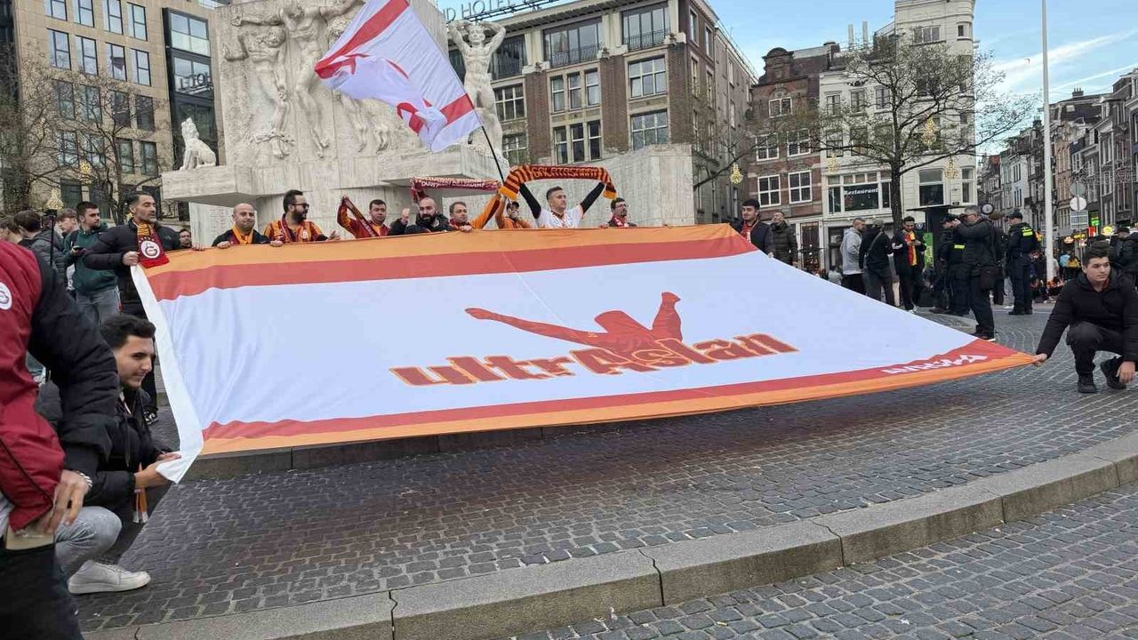 Galatasaray'a Amsterdam'da Coşkulu Destek