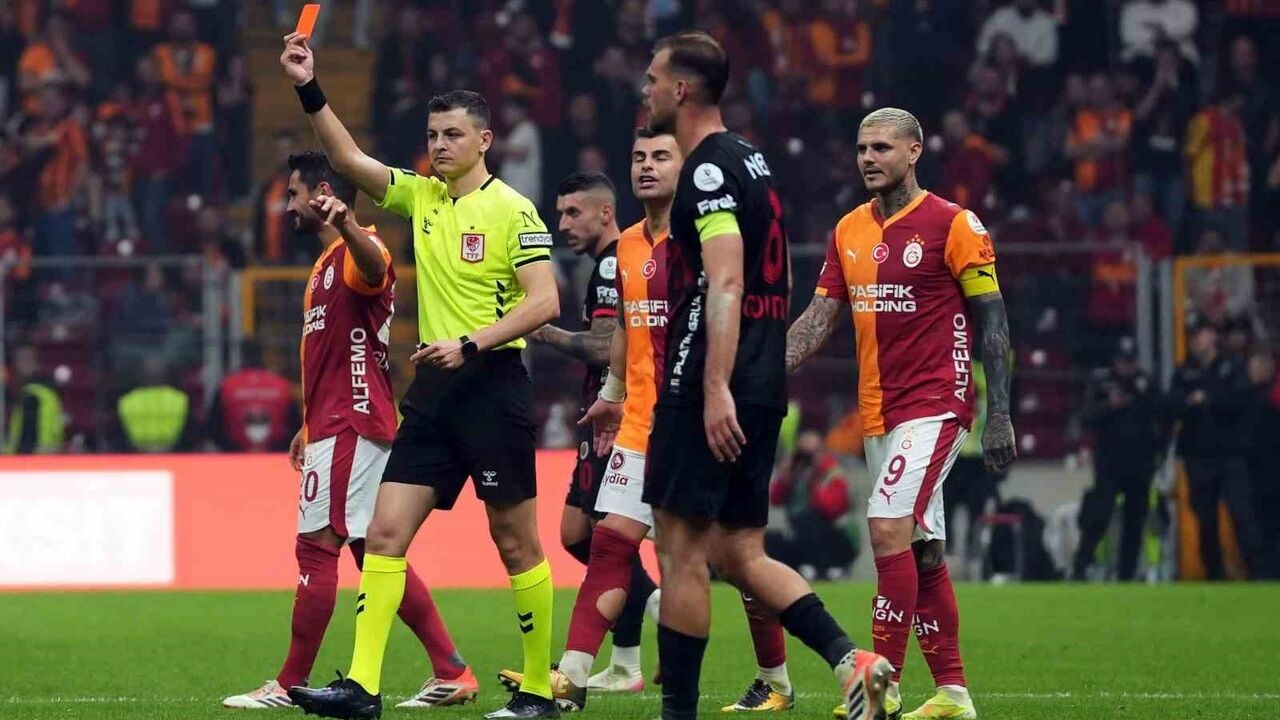 Galatasaray'da Roland Sallai Kırmızı Kartla Oyundan Atıldı