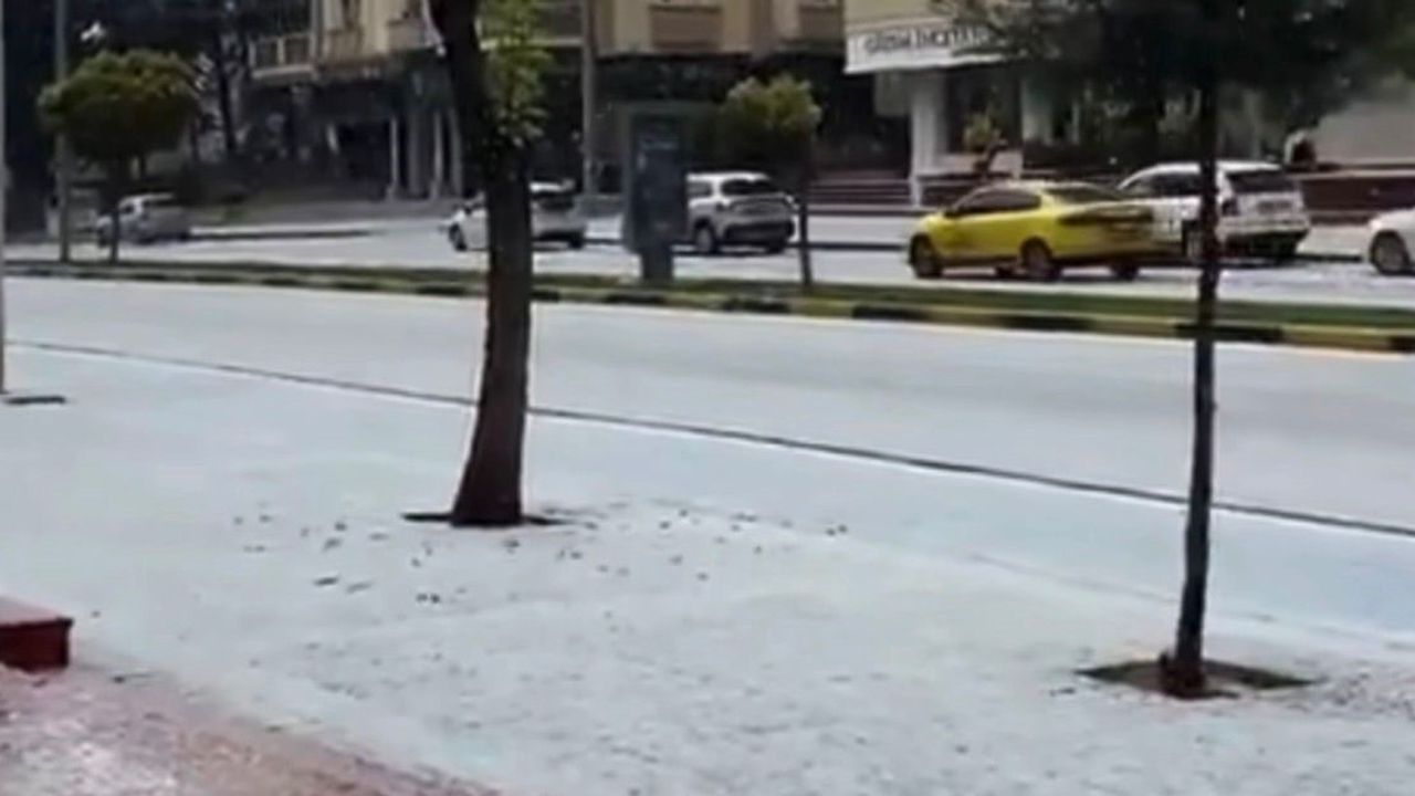 Gaziantep'te Dolu Yağışı Sokakları Beyaza Bürüdü