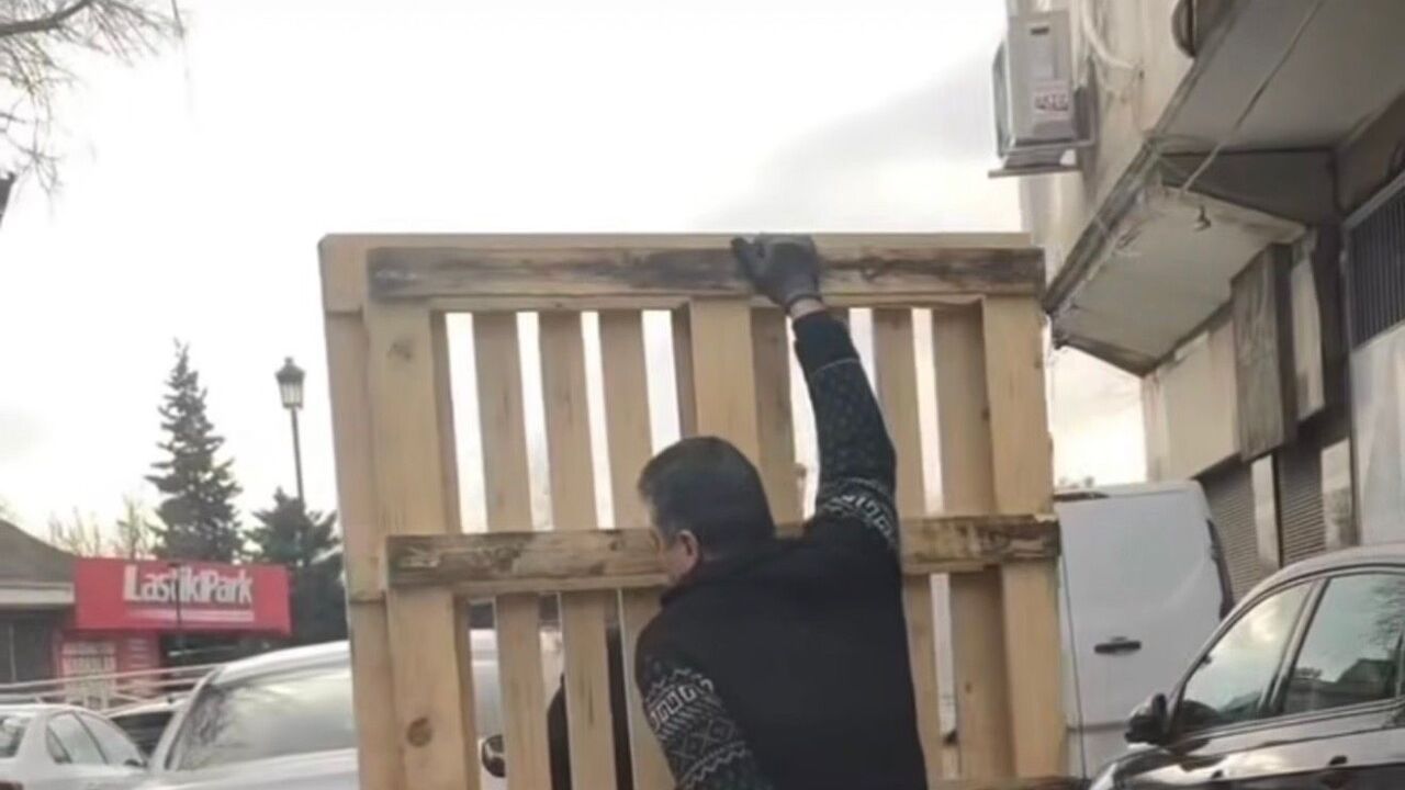 Gaziantep'te Motosiklet Üzerinde Tehlikeli Palet Taşıma