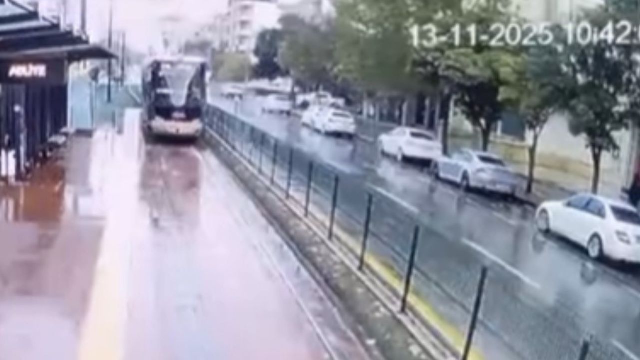 Gaziantep'te Tramvaya Yıldırım Düşmesi Anı Kaydedildi
