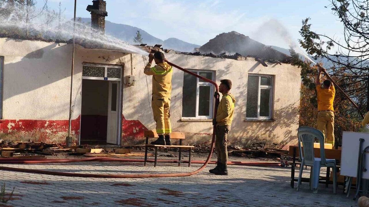 Gazipaşa'da Orman Yangını: Eski Okulun Çatısı Yandı